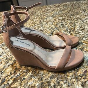 Gianni Bini tan wedge heels 6 new never been worn
